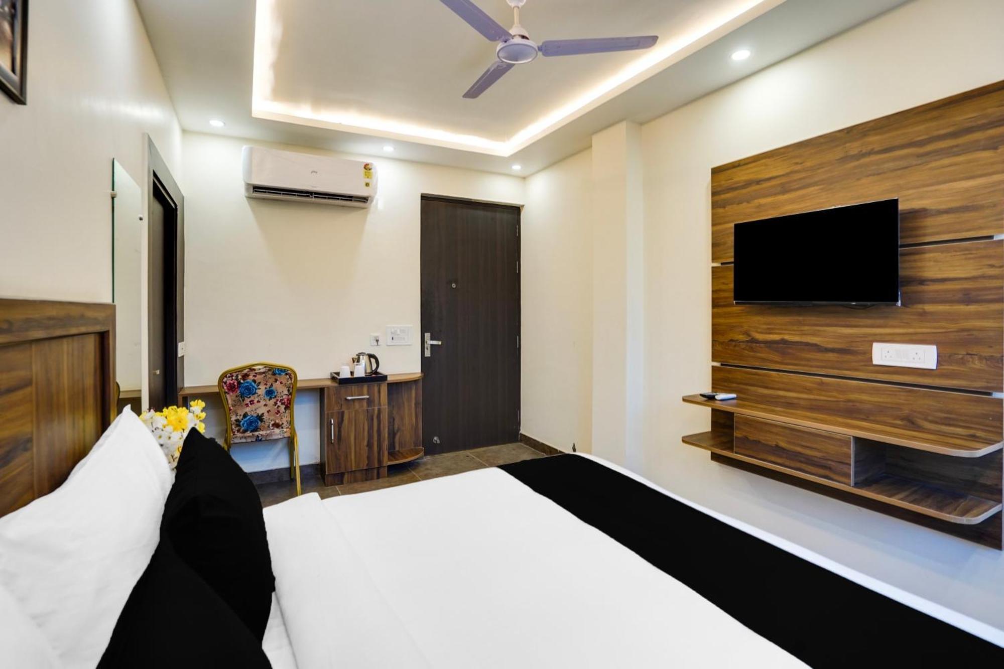 Super Townhouse The Royal Casa Hotel Газиабад Екстериор снимка