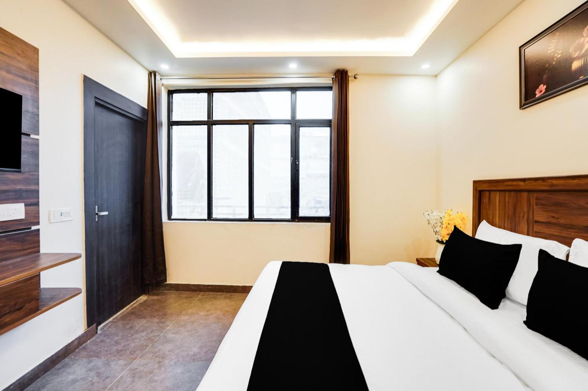 Super Townhouse The Royal Casa Hotel Газиабад Екстериор снимка