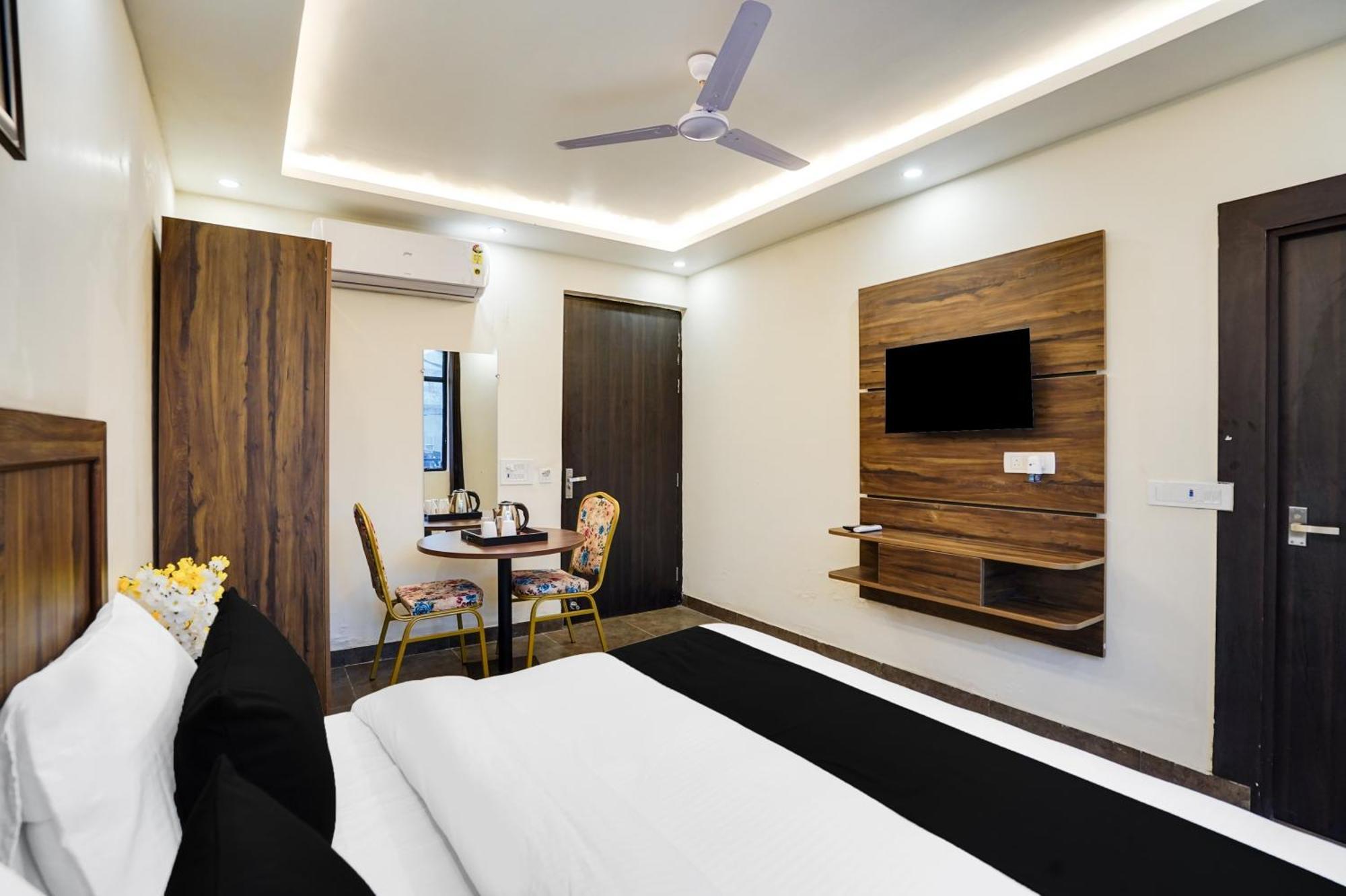 Super Townhouse The Royal Casa Hotel Газиабад Екстериор снимка