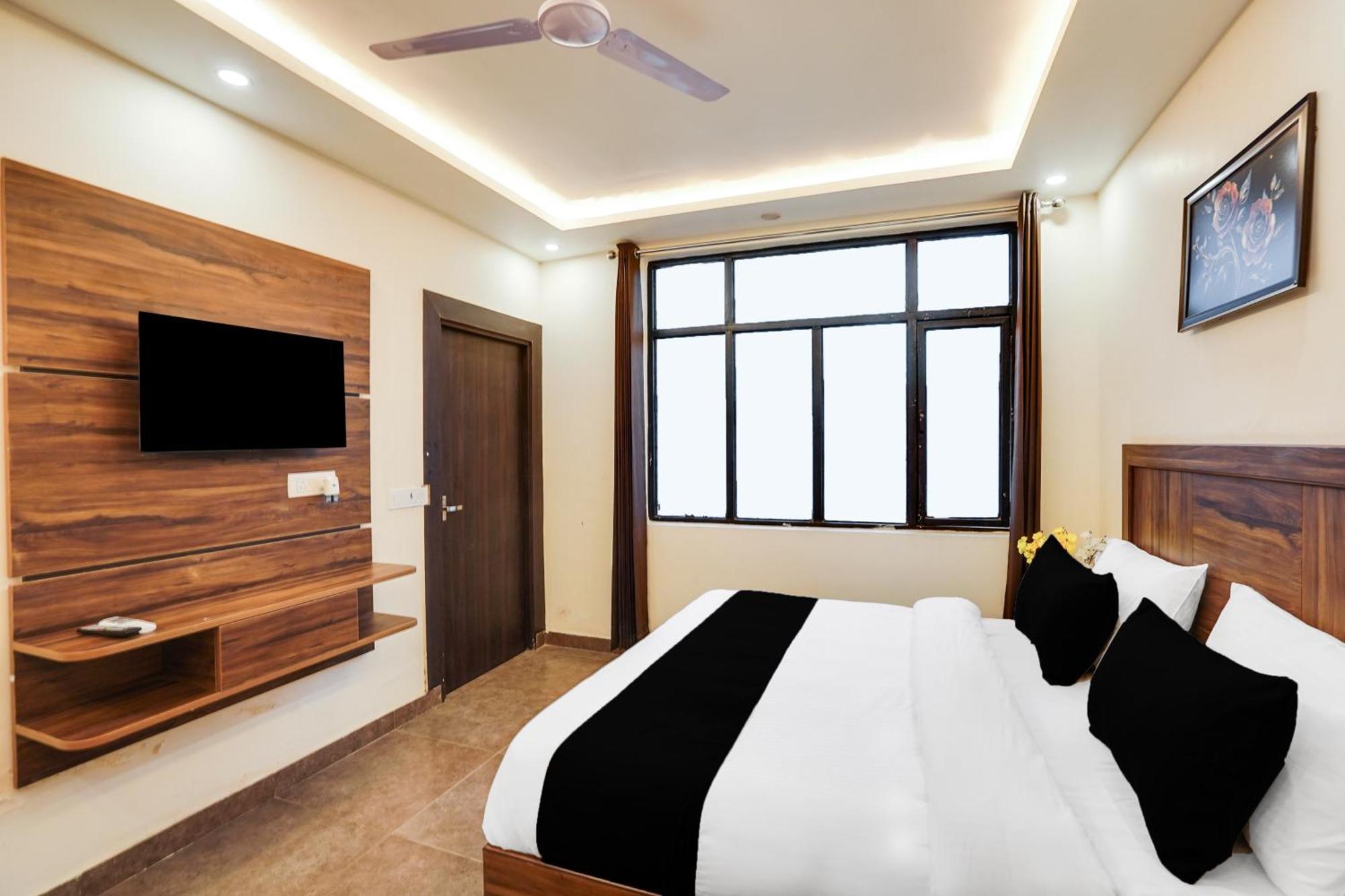 Super Townhouse The Royal Casa Hotel Газиабад Екстериор снимка
