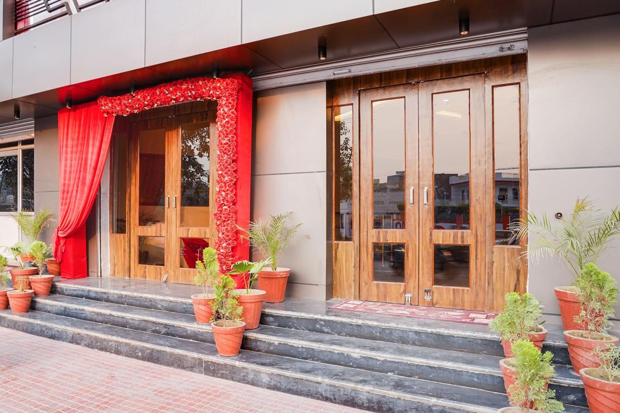 Super Townhouse The Royal Casa Hotel Газиабад Екстериор снимка