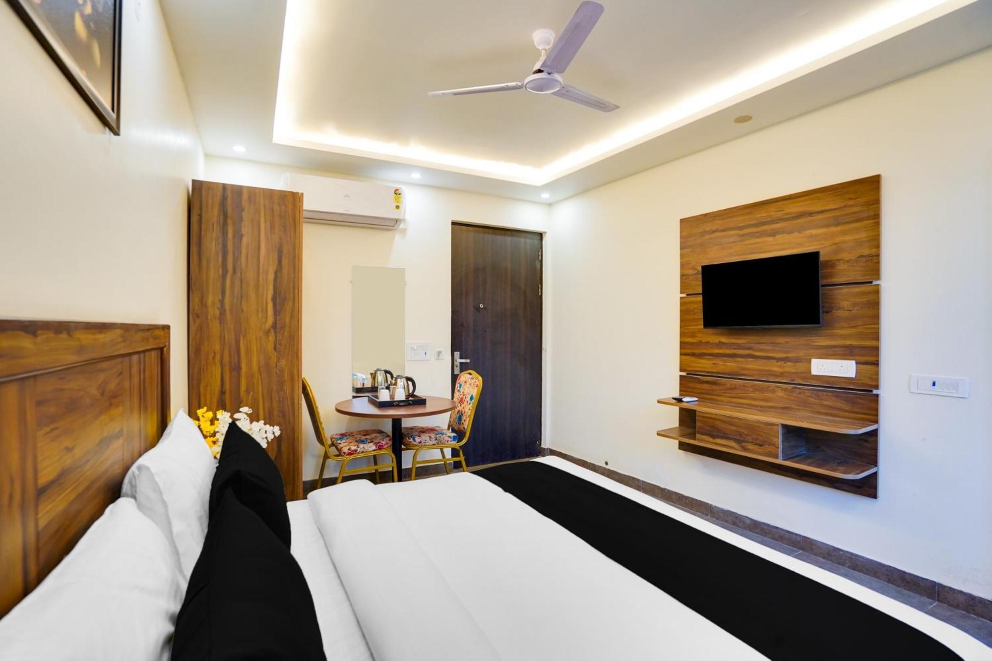 Super Townhouse The Royal Casa Hotel Газиабад Екстериор снимка