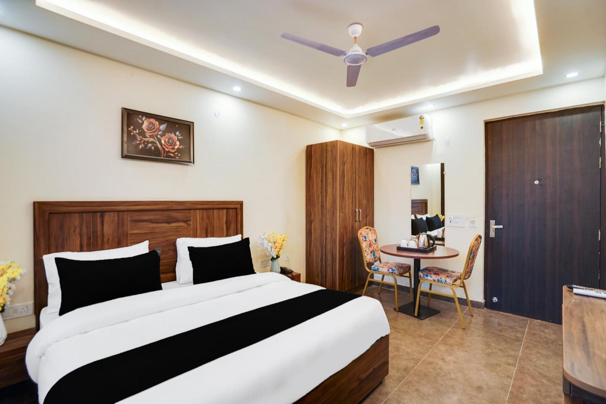Super Townhouse The Royal Casa Hotel Газиабад Екстериор снимка