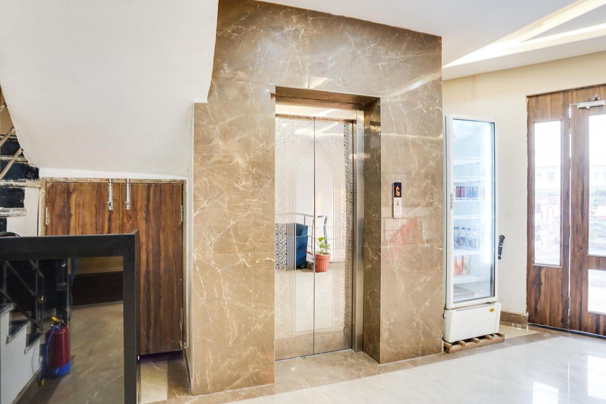 Super Townhouse The Royal Casa Hotel Газиабад Екстериор снимка