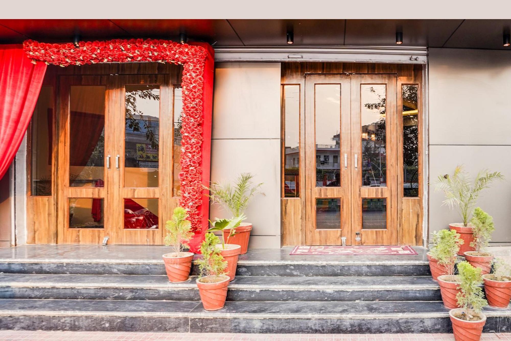 Super Townhouse The Royal Casa Hotel Газиабад Екстериор снимка