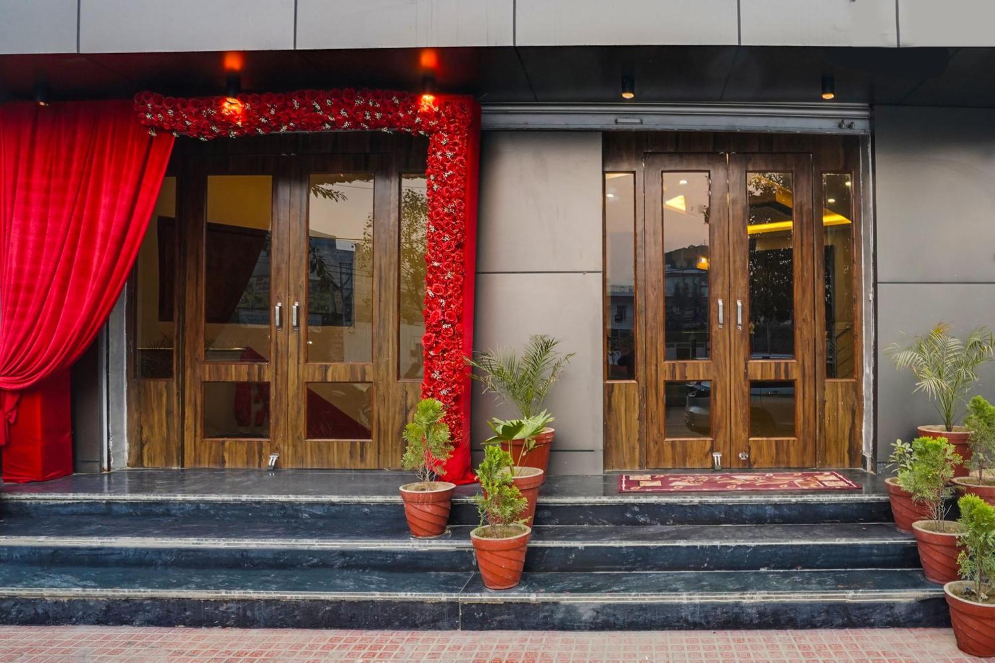 Super Townhouse The Royal Casa Hotel Газиабад Екстериор снимка