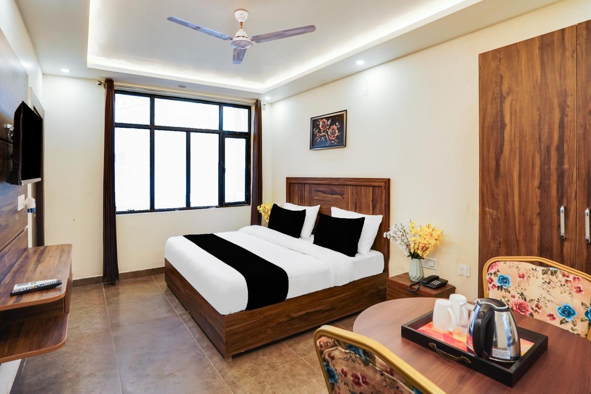 Super Townhouse The Royal Casa Hotel Газиабад Екстериор снимка