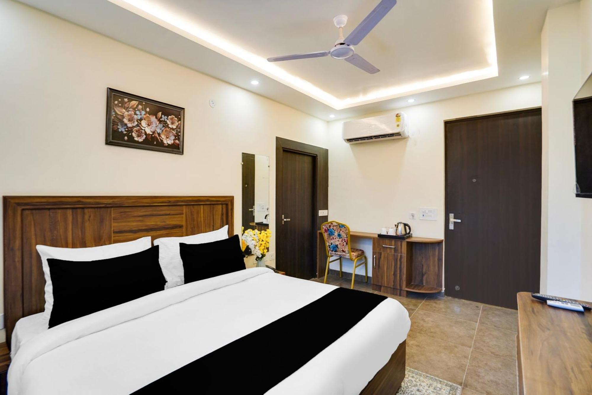 Super Townhouse The Royal Casa Hotel Газиабад Екстериор снимка