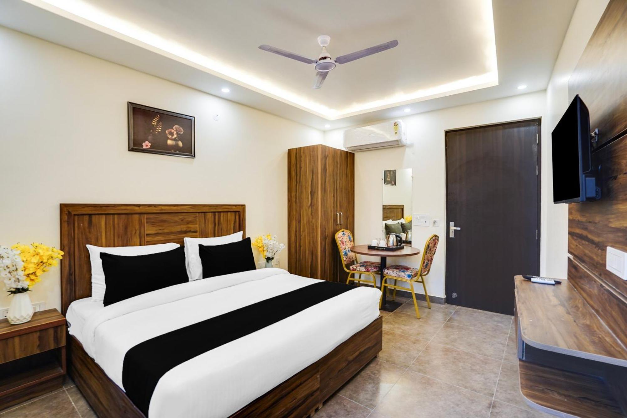 Super Townhouse The Royal Casa Hotel Газиабад Екстериор снимка