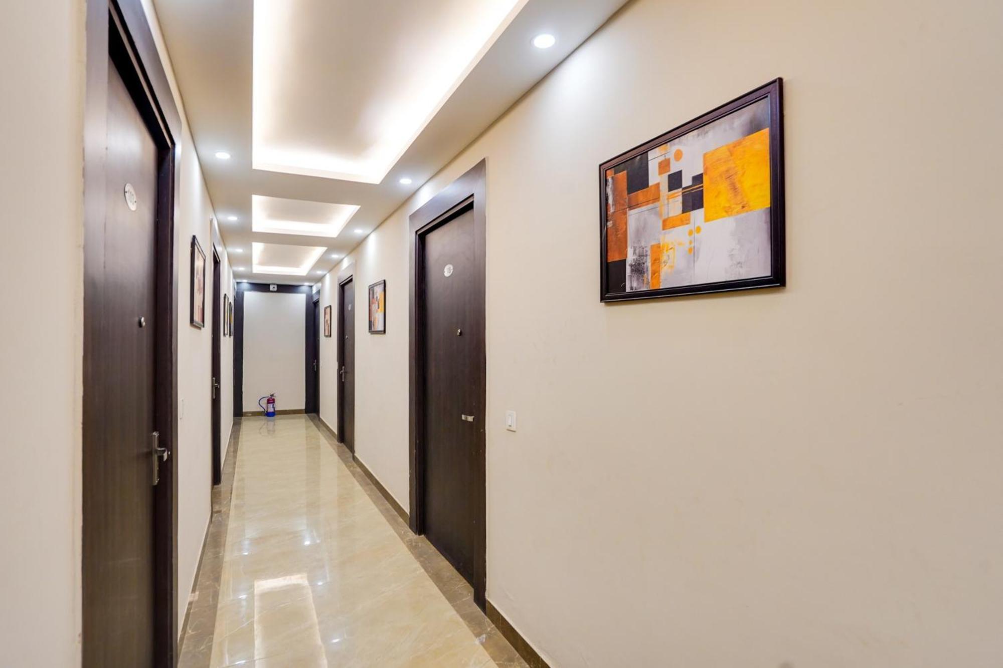 Super Townhouse The Royal Casa Hotel Газиабад Екстериор снимка