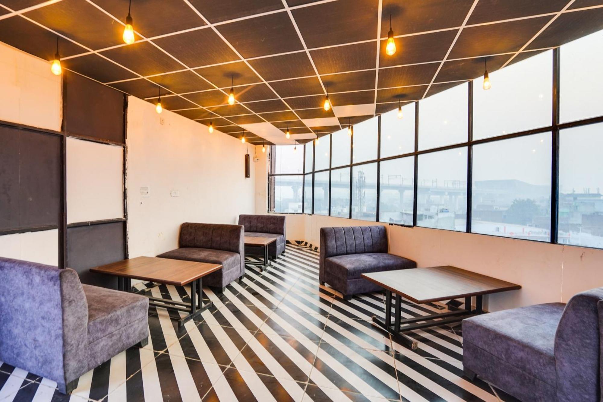 Super Townhouse The Royal Casa Hotel Газиабад Екстериор снимка